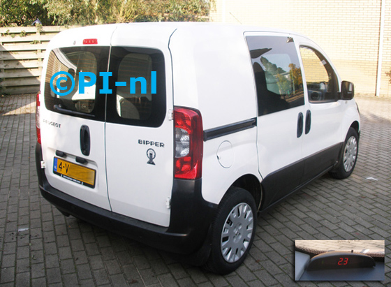 Parkeersensoren ingebouwd door PI-nl in een Peugeot Bipper uit 2009. De display (set A 2013) werd linksvoor bij de a-stijl gemonteerd.