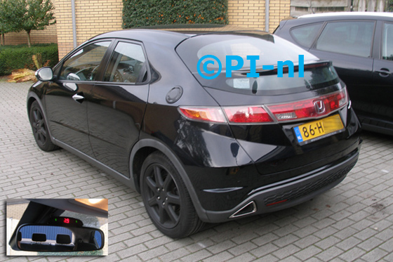 Parkeersensoren ingebouwd door PI-nl in een Honda Civic hatchback uit 2006. De display (set A 2013) werd op de spiegel gemonteerd.