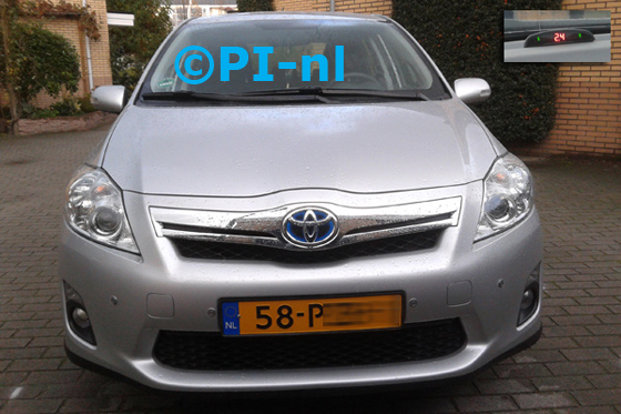 Parkeersensoren (met timer-switch) ingebouwd door PI-nl in de voorbumper van een Toyota Auris Hybride uit 2012. De display (set A 2013) werd midden op het dashboard gemonteerd.