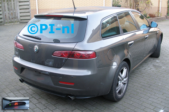 Parkeersensoren ingebouwd door PI-nl in een Alfa Romeo 159 SW 1750 TBi uit 2009. De display (set A 2013) werd linksvoor bij de a-stijl gemonteerd.