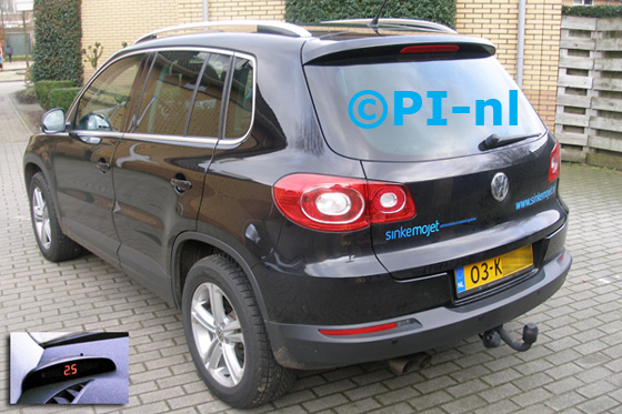 Parkeersensoren ingebouwd door PI-nl in een Volkswagen Tiguan uit 2010. De display (set A 2013) werd links bij de a-stijl gemonteerd. De sensoren werden op verzoek niet antraciet gespoten.