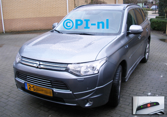 Parkeersensoren ingebouwd door PI-nl in een Mitsubishi Outlander PHEV Instyle+ (nieuw) uit 2013. De display (set A 2014) werd links bij de a-stijl gemonteerd. De fabrieks-set met twee sensoren werd vervangen door een PI-set met vier sensoren en timer-switch.