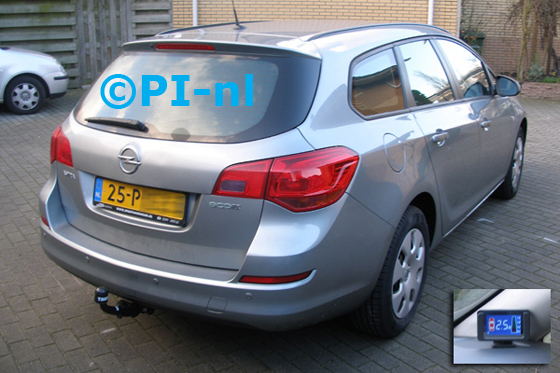 Parkeersensoren ingebouwd door PI-nl in een Opel Astra SportsTourer uit 2011. De display (set B 2014) werd rechtsvoor bij de a-stijl gemonteerd.