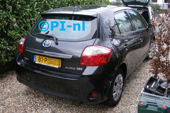 Parkeersensoren ingebouwd door PI-nl in een Toyota Auris Hybrid uit 2010. De display (set A 2014) werd linksonder het dashboard gemonteerd.