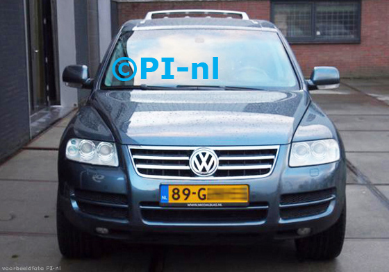Parkeersensoren ingebouwd door PI-nl in de voorbumper van een Volkswagen Touareg uit 2004. De display (set A 2014) werd linksvoor bij de a-stijl gemonteerd.