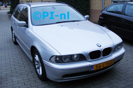 Parkeersensoren (set A 2014) ingebouwd door PI-nl in de voorbumper van een BMW 520i Touring Automaat Exec. uit 2003. De display is op het dashboard voor het stuur tegen de voorruit gemonteerd.