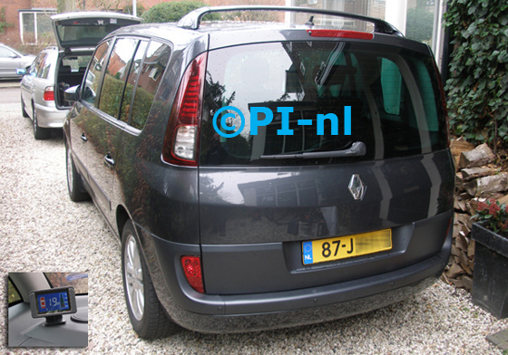 Parkeersensoren ingebouwd door PI-nl in een Renault Espace 2.0T uit 2009. De display (set B 2014) werd linksvoor op het dashboard gemonteerd.