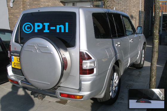 Parkeersensoren ingebouwd door PI-nl in een Mitsubishi Pajero GDI uit 2001. De display (set A 2014) werd op de rand van de achterdeur gemonteerd.
