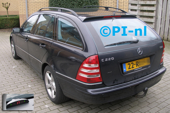 Parkeersensoren ingebouwd door PI-nl in een Mercedes-Benz C220 CDI Combi uit 2003. De display (set A 2014) werd linksvoor bij de a-stijl gemonteerd.