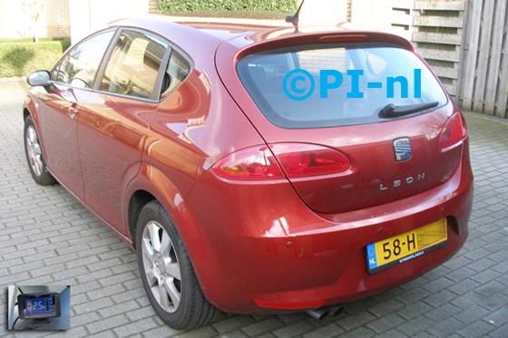 Parkeersensoren ingebouwd door PI-nl in een Seat Leon uit 2009. De display (set B 2014) werd linksvoor bij de a-stijl gemonteerd.