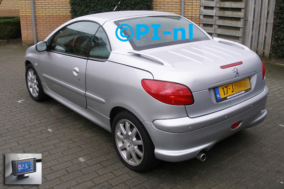 Parkeersensoren ingebouwd door PI-nl in een Peugeot 206 CC uit 2002. De display (set B 2014) werd linksvoor bij de a-stijl gemonteerd.