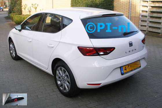 Parkeersensoren ingebouwd door PI-nl in een Seat Leon uit 2013. De display (set A 2014) werd linksvoor bij de a-stijl gemonteerd.