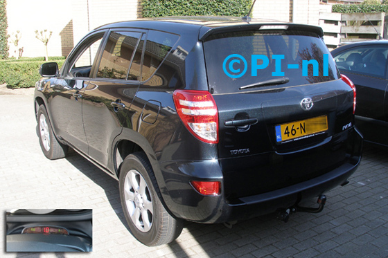 Parkeersensoren ingebouwd door PI-nl in een Toyota RAV4 uit 2011. De display (set A 2014) werd op de stuurkolom gemonteerd.