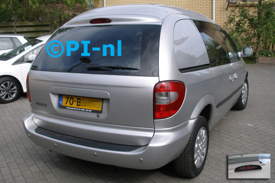 Parkeersensoren (set A 2014) ingebouwd door PI-nl in een Dodge RamVan uit 2003. De display werd bovenop het dashboard gemonteerd. De kapotte fabrieksset werd vervangen door een set van PI-nl, waarbij onze sensoren geplaatst werden in de bestaande 'kokers'.