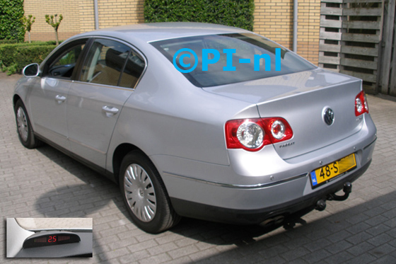 Parkeersensoren ingebouwd door PI-nl in een Volkswagen Passat 2.0 FSI ComfortLine uit 2006. De display (set A 2014) werd linksvoor bij de a-stijl gemonteerd.