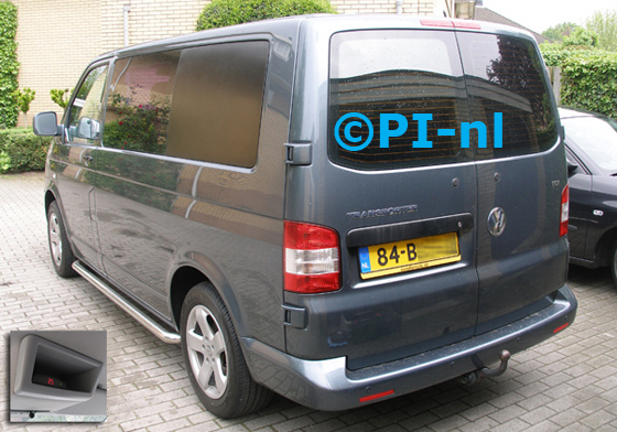 Parkeersensoren ingebouwd door PI-nl in een Volkswagen Transporter TDI uit 2004. De display (set A 2014) werd boven in een opbergvak gemonteerd.