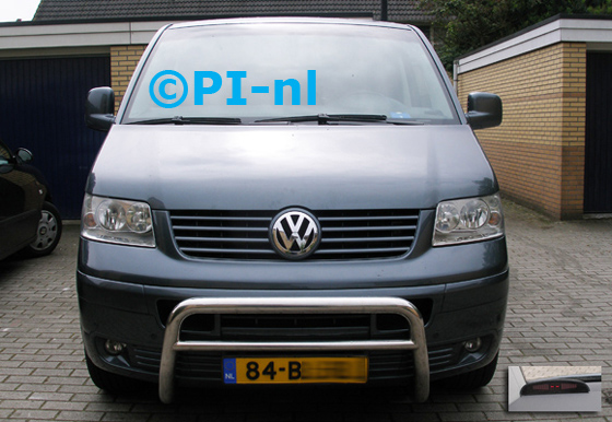Bij dezelfde Volkswagen Transporter TDI uit 2004 werden in de voorbumper parkeersensoren ingebouwd door PI-nl. De display (set A 2014) werd linksvoor bij de a-stijl gemonteerd.