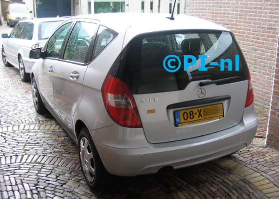 Parkeersensoren ingebouwd door PI-nl in een Mercedes-Benz A160 uit 2012. De display (set A 2014) werd verstopt.