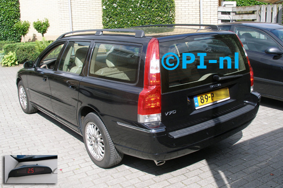 Parkeersensoren ingebouwd door PI-nl in een Volvo V70 2.5 T uit 2004 / model 2005. De display (set A 2014) werd linksvoor bij de a-stijl gemonteerd.