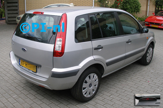 Parkeersensoren ingebouwd door PI-nl in een Ford Fusion uit 2008. De display (set A 2014) werd linksvoor bij de a-stijl gemonteerd.