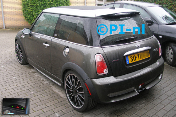 Parkeersensoren ingebouwd door PI-nl in een Mini Cooper S Works uit 2006. De display (set A 2014) werd onderin de middenconsole gemonteerd.