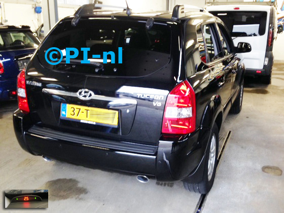 Parkeersensoren ingebouwd door PI-nl in een Hyundai Tucson uit 2006. De display (set A 2014) werd linksvoor bij de a-stijl geplaatst.