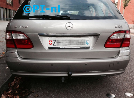 Parkeersensoren ingebouwd door PI-nl in een Mercedes E320 CDI Combi Avantgarde uit 2003. De display (set A 2014) werd in de middenconsole gemonteerd.