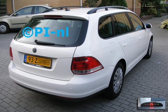 Parkeersensoren ingebouwd door PI-nl in een Volkswagen Golf 5 Variant Comfortline met canbus uit 2008. De display (set A 2014) werd linksvoor bij de a-stijl gemonteerd.