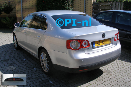 Parkeersensoren ingebouwd door PI-nl in een Volkswagen Jetta 1.4 TSi Comfortline met canbus uit 2009. De display (set A 2014) werd linksvoor bij de a-stijl gemonteerd.