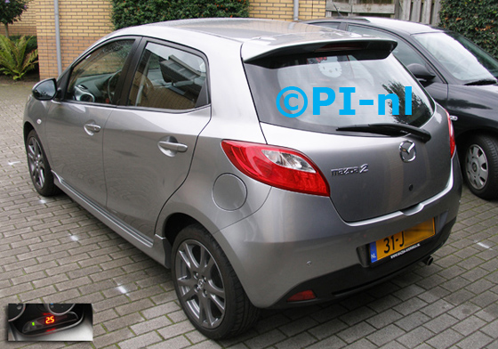 Parkeersensoren ingebouwd door PI-nl in een Mazda 2 Kuro Edition uit 2009. De display (set A 2014) werd in de middenconsole gemonteerd.