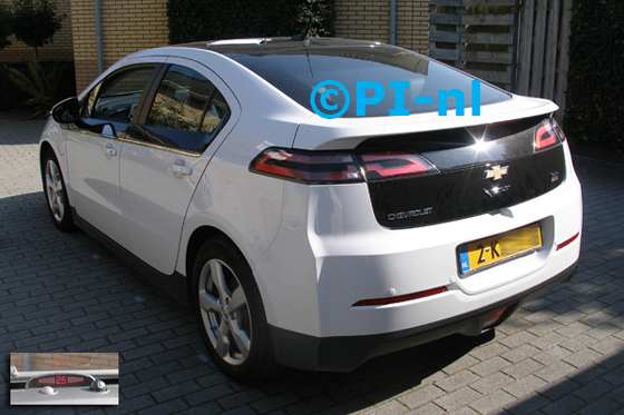 Parkeersensoren ingebouwd door PI-nl in een Chevrolet Volt uit 2012. De display (set A 2014) werd midden op het dashboard gemonteerd.