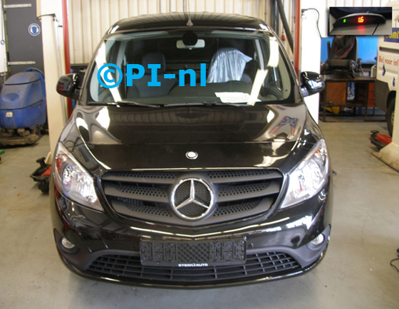 Parkeersensoren ingebouwd door PI-nl in een Mercedes-Benz Citan 109 CDI (nieuw) uit 2014, voor dealer/garage Stern Auto in Veenendaal. De display (set A 2014) werd linksvoor bij de a-stijl gemonteerd.