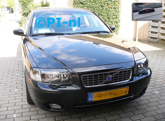 Parkeersensoren ingebouwd door PI-nl in de voorbumper van een Volvo S80 uit 2004. De display (set A 2014) werd op het dashboard gemonteerd, recht voor het stuur.