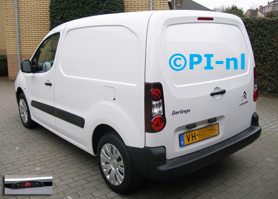 Parkeersensoren ingebouwd door PI-nl in een Citroen Berlingo (nieuw) uit 2014. De display (set A 2014) werd linksvoor bij de voorruit gemonteerd.