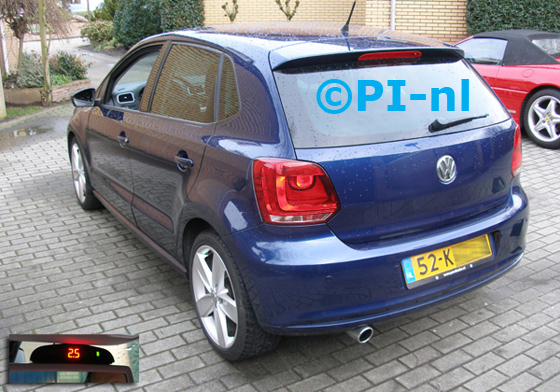 Parkeersensoren ingebouwd door PI-nl in een Volkswagen Polo 6R Highline uit 2009. De display (set A 2014) werd op de spiegel gemonteerd.