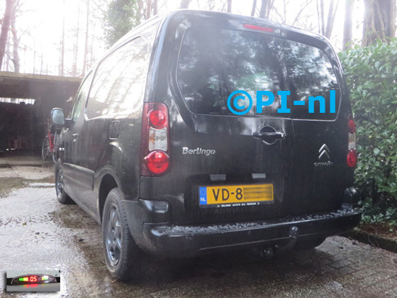 Parkeersensoren ingebouwd door PI-nl in een Citroen Berlingo uit 2013. De display (set A 2015) werd linksvoor bij de voorruit gemonteerd.