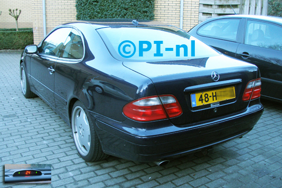 Parkeersensoren ingebouwd door PI-nl in een Mercedes-Benz CLK 200 met canbus-systeem uit 2001. De display (set A 2015) werd midden op het dashboard gemonteerd.