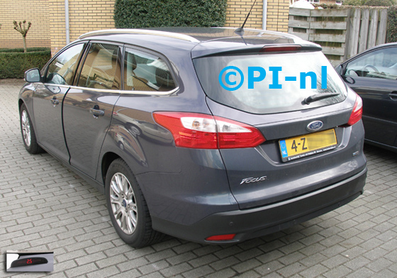 Parkeersensoren ingebouwd door PI-nl in een Ford Focus 1.6 TDCI Wagon uit 2012. De display (set A 2015) werd linksvoor bij de a-stijl gemonteerd.