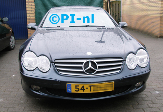 Parkeersensoren ingebouwd door PI-nl in de voorbumper van een Mercedes SL 350 Cabriolet uit 2003. De pieper (set E 2015) werd in het dashboard verstopt.