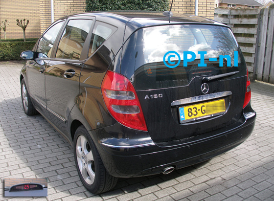 Parkeersensoren ingebouwd door PI-nl in een Mercedes-Benz A150 uit 2008. De display (set A 2015) werd midden op het dashboard gemonteerd.