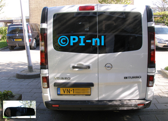 Parkeersensoren ingebouwd door PI-nl in een Opel Vivaro (nieuw) uit 2015. De spiegeldisplay (set D 2015) is van de set met camera en sensoren.