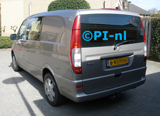 Parkeersensoren ingebouwd door PI-nl in een Mercedes Vito CDI uit 2010. De display (set A 2015) werd midden op het dashboard gemonteerd.