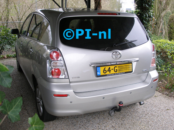 Parkeersensoren ingebouwd door PI-nl in een Toyota Corolla Verso uit 2008. De pieper (set A 2015) werd verstopt. De sensoren zijn in 'standaard zilver'.