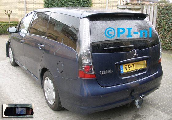 Parkeersensoren ingebouwd door PI-nl in een Mitsubishi Grandis uit 2006. De spiegeldisplay (set D 2015) is van de set met camera en sensoren.