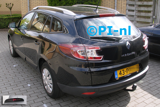 Parkeersensoren ingebouwd door PI-nl in een Renault Megane GrandTour uit 2011. De display (set A 2015) werd linksvoor bij de a-stijl gemonteerd. De sensoren werden antraciet gespoten.