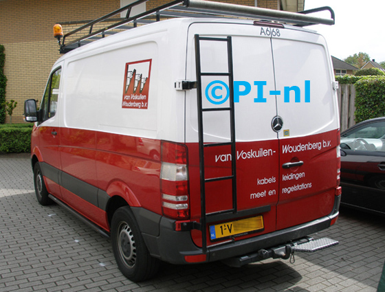 Parkeersensoren ingebouwd door PI-nl in een Mercedes-Benz Sprinter uit 2011. De pieper (set E 2015) werd verstopt. Omdat de stalen treeplank in de weg zat, werd een oplossing bedacht met drie, a-symetrisch geplaatste sensoren, zodat toch nog een breed blikveld werd gerealiseerd.