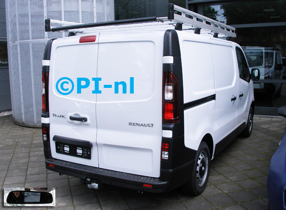 Parkeersensoren ingebouwd door PI-nl in een Renault Trafic (nieuw) uit 2015. De spiegeldisplay (set F 2015), die gemonteerd werd op een zuignapspiegel, is van de set met kentekenplaatcamera en sensoren.