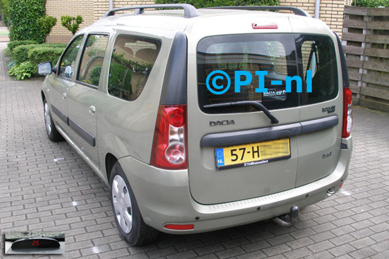 Parkeersensoren ingebouwd door PI-nl in een Dacia Logan MPV uit 2009. De display (set A 2011) werd linksvoor bij de a-stijl gemonteerd. De sensoren werden op verzoek niet gespoten.