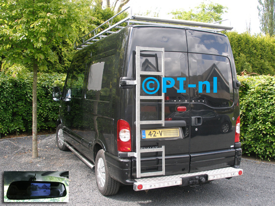 Parkeersensoren ingebouwd door PI-nl in een Renault Master uit 2008. De spiegeldisplay (set D 2015) is van de set met camera en sensoren.