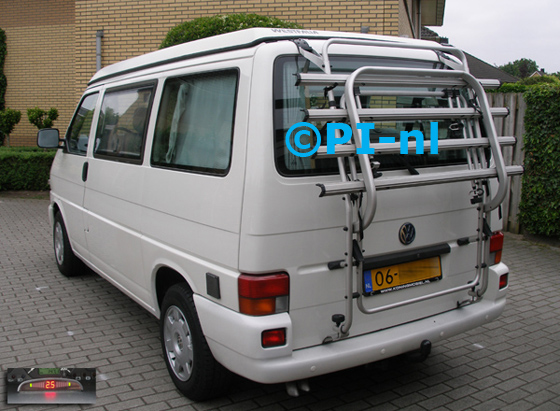 Parkeersensoren ingebouwd door PI-nl in een Volkswagen Transporter T4 (camper) uit 1996. De display (set A 2015) werd op de stuurkolom gemonteerd.